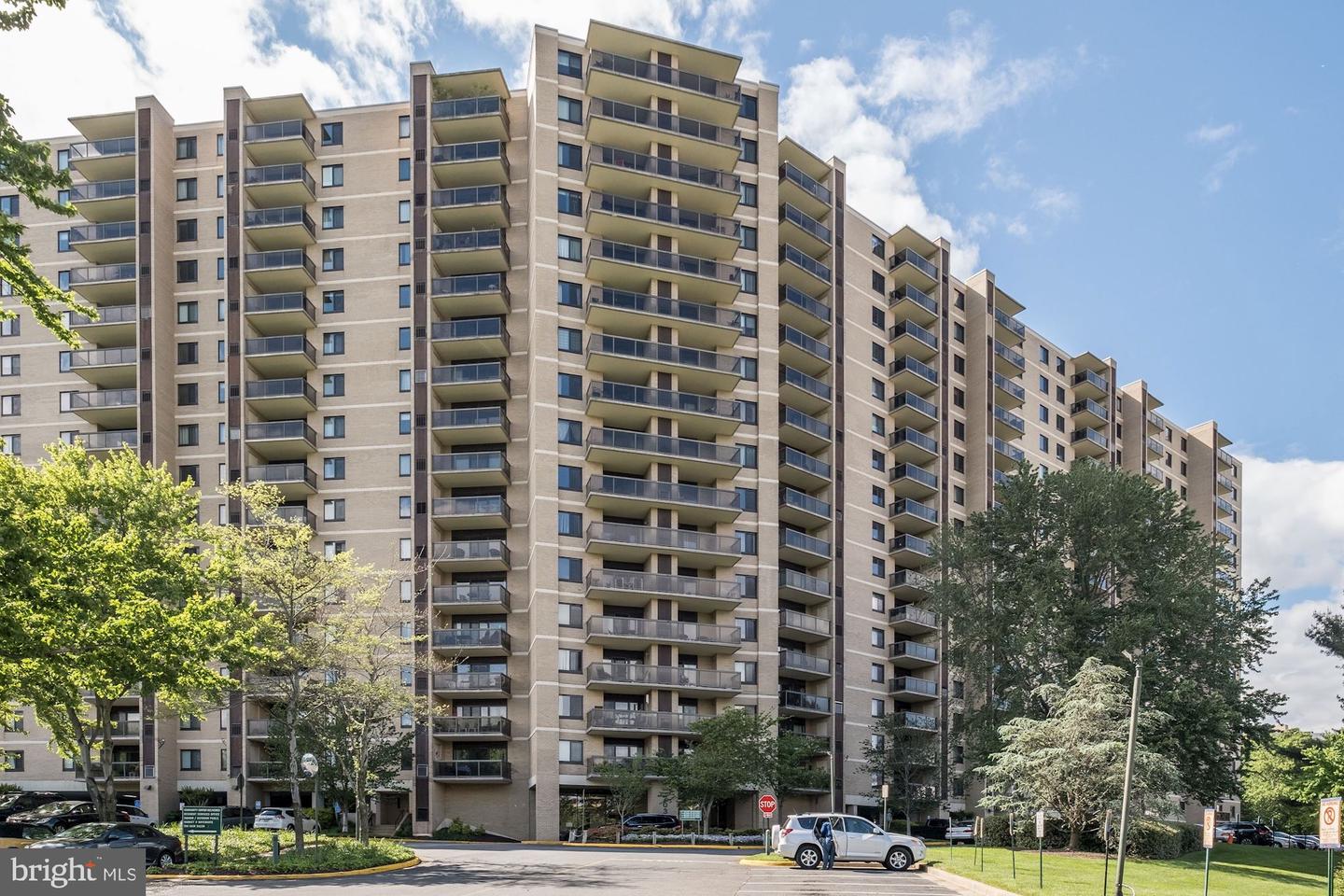 203 Yoakum Pkwy #208