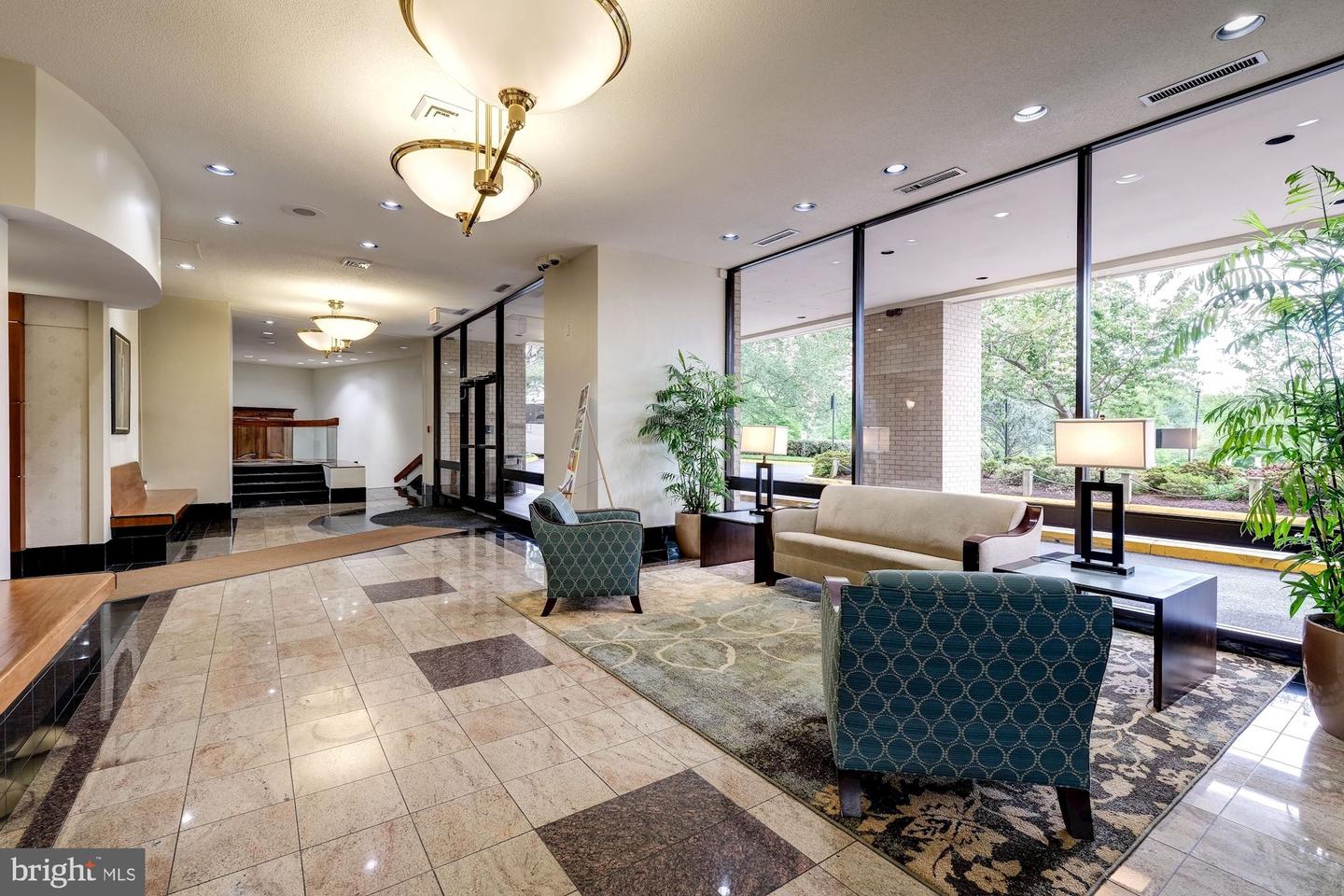 203 Yoakum Pkwy #208