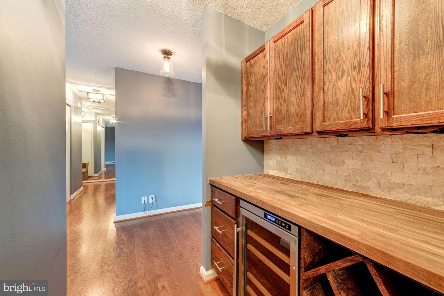 203 Yoakum Pkwy #208