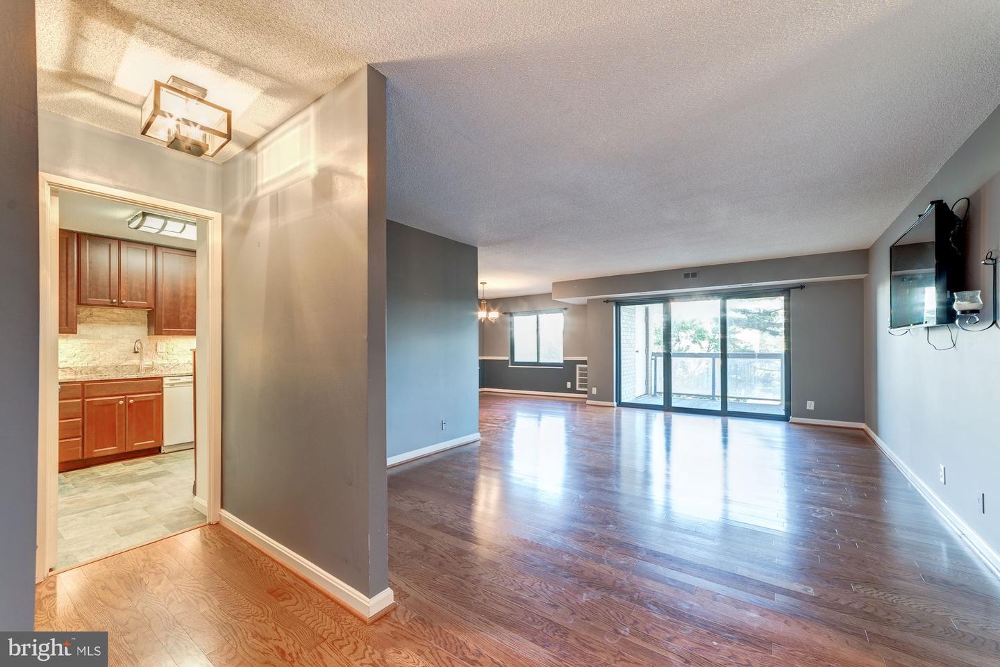 203 Yoakum Pkwy #208