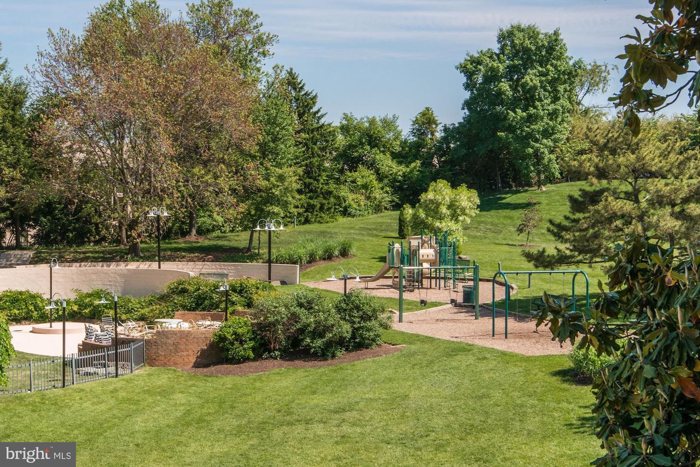 203 Yoakum Pkwy #208