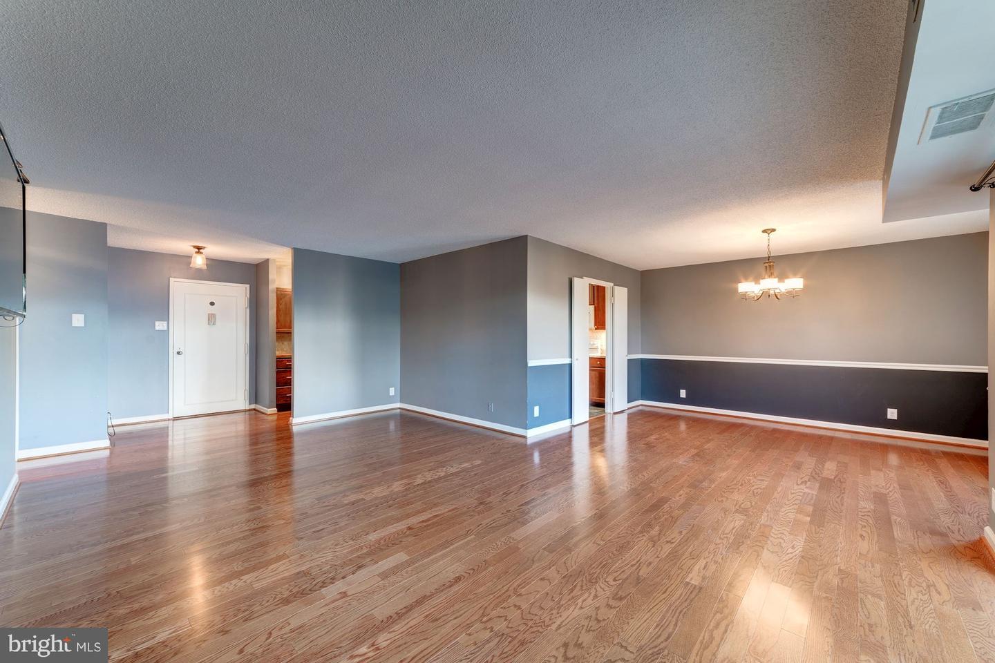 203 Yoakum Pkwy #208