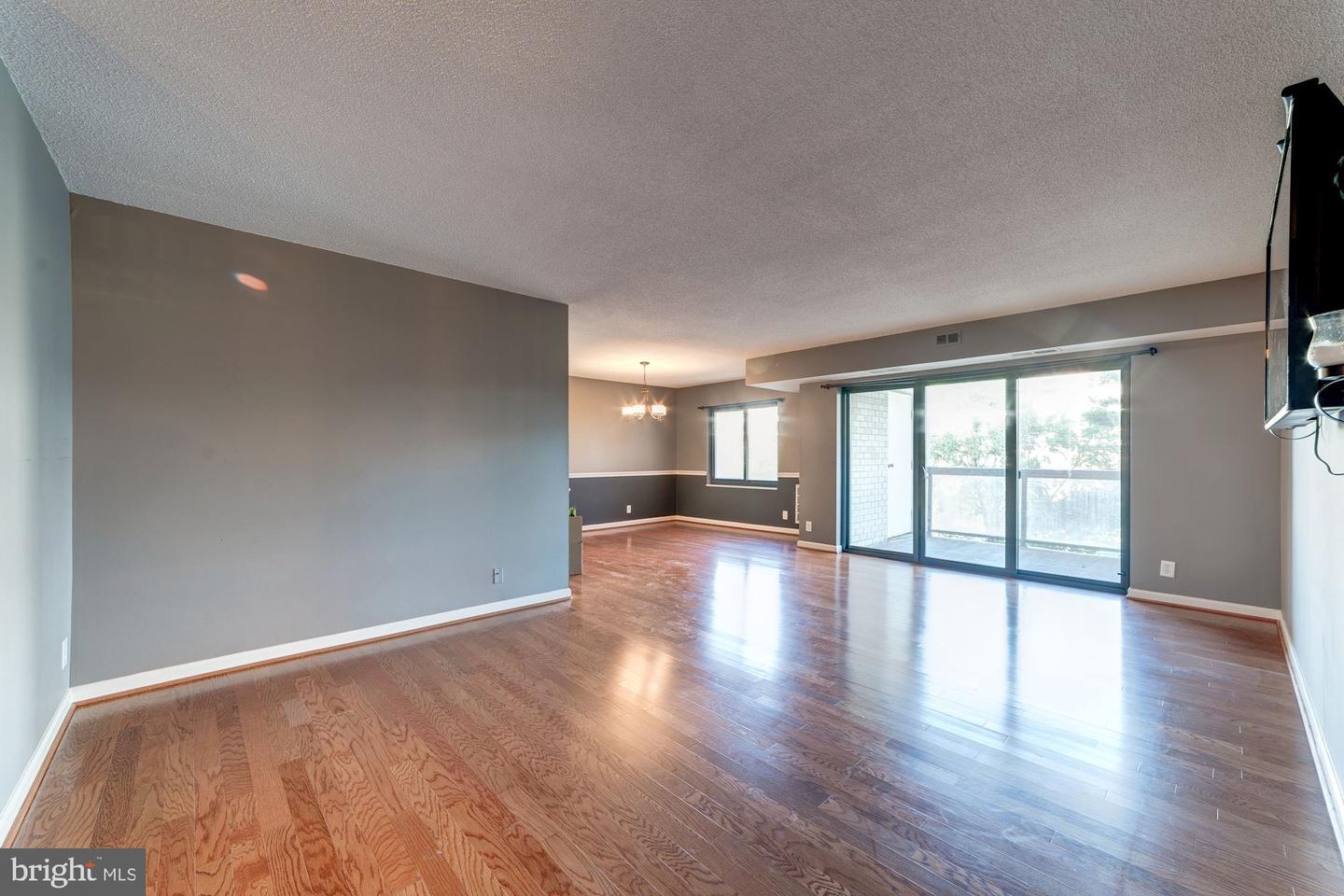 203 Yoakum Pkwy #208