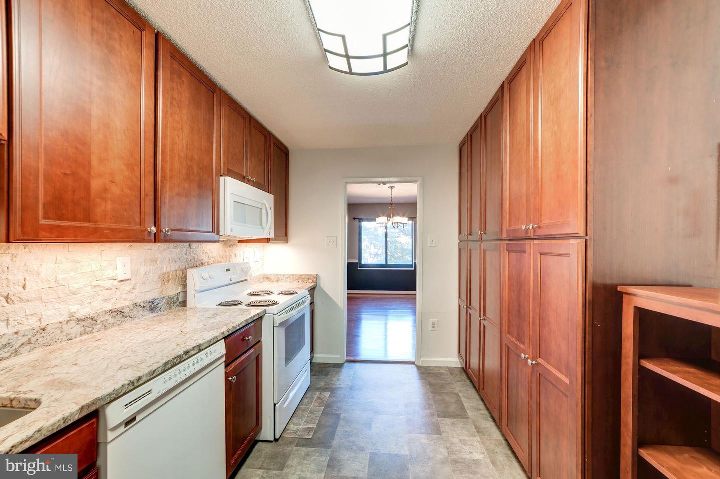 203 Yoakum Pkwy #208