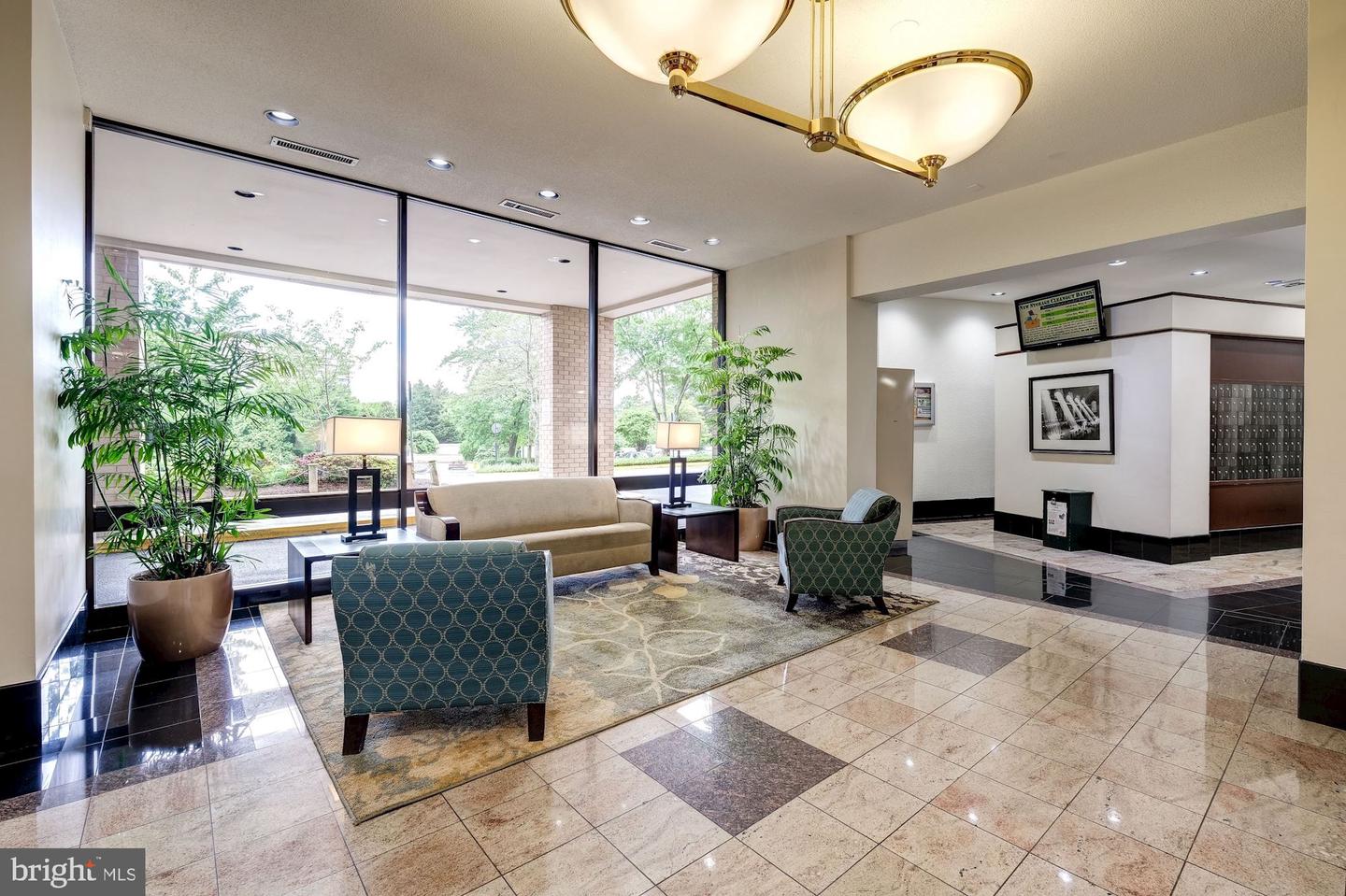 203 Yoakum Pkwy #208