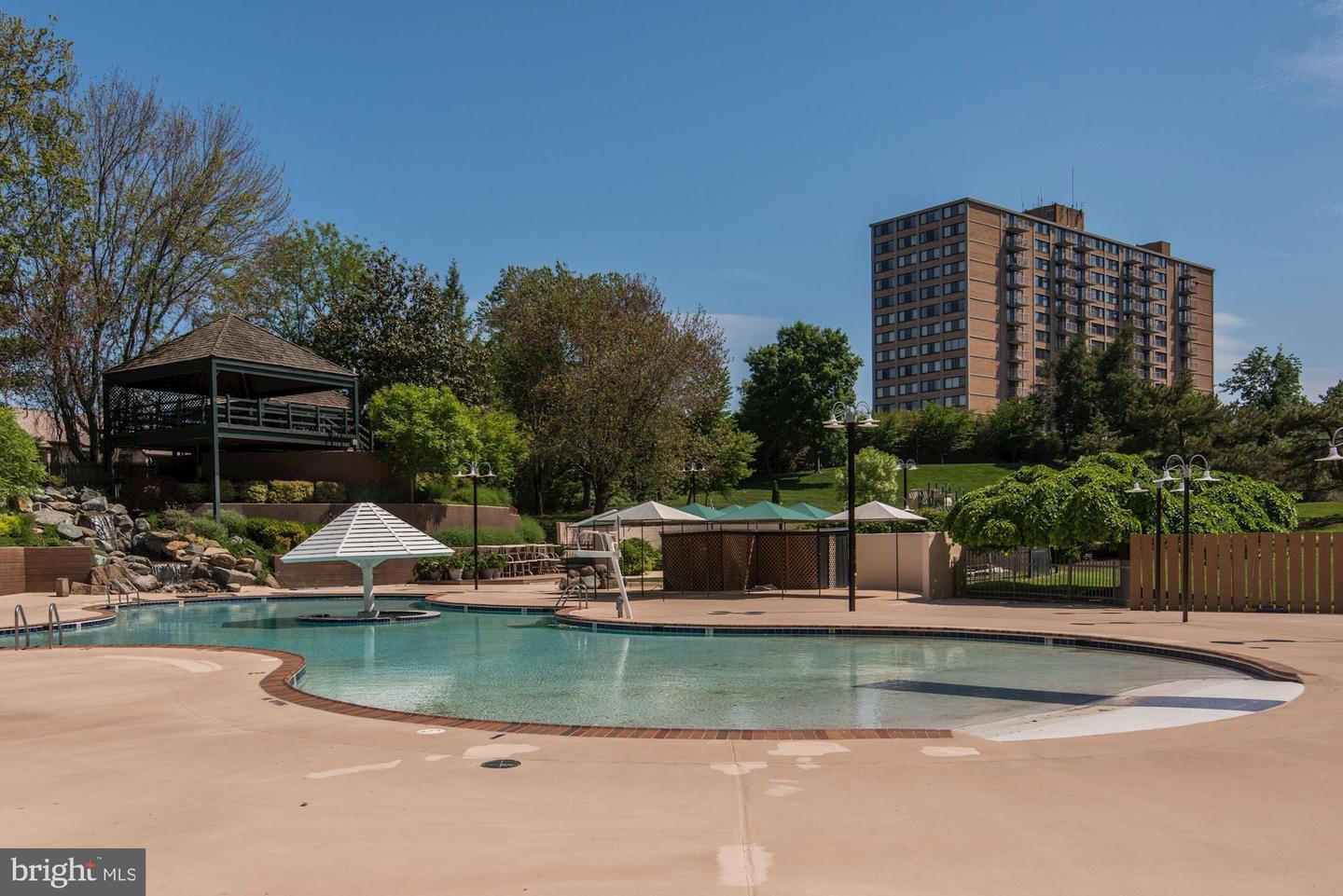 203 Yoakum Pkwy #208