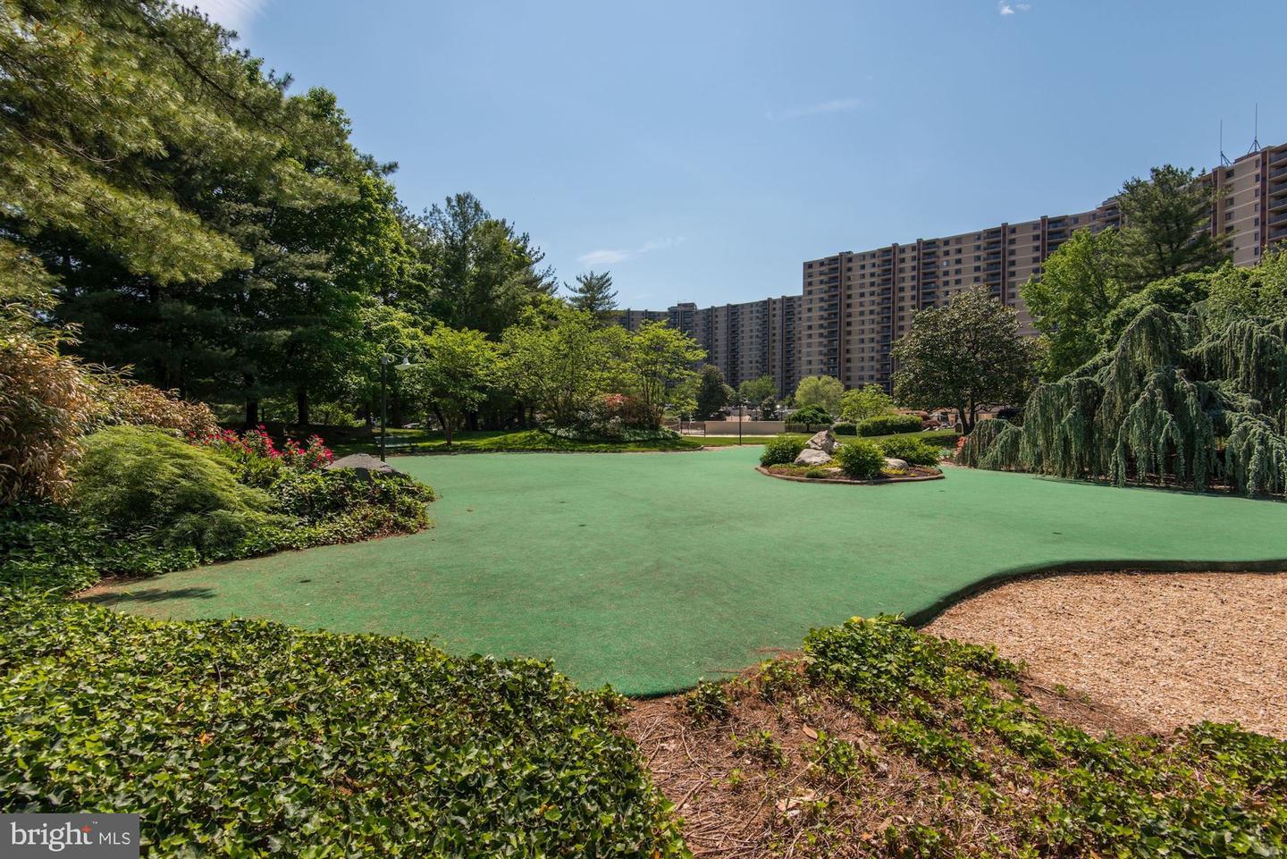 203 Yoakum Pkwy #208
