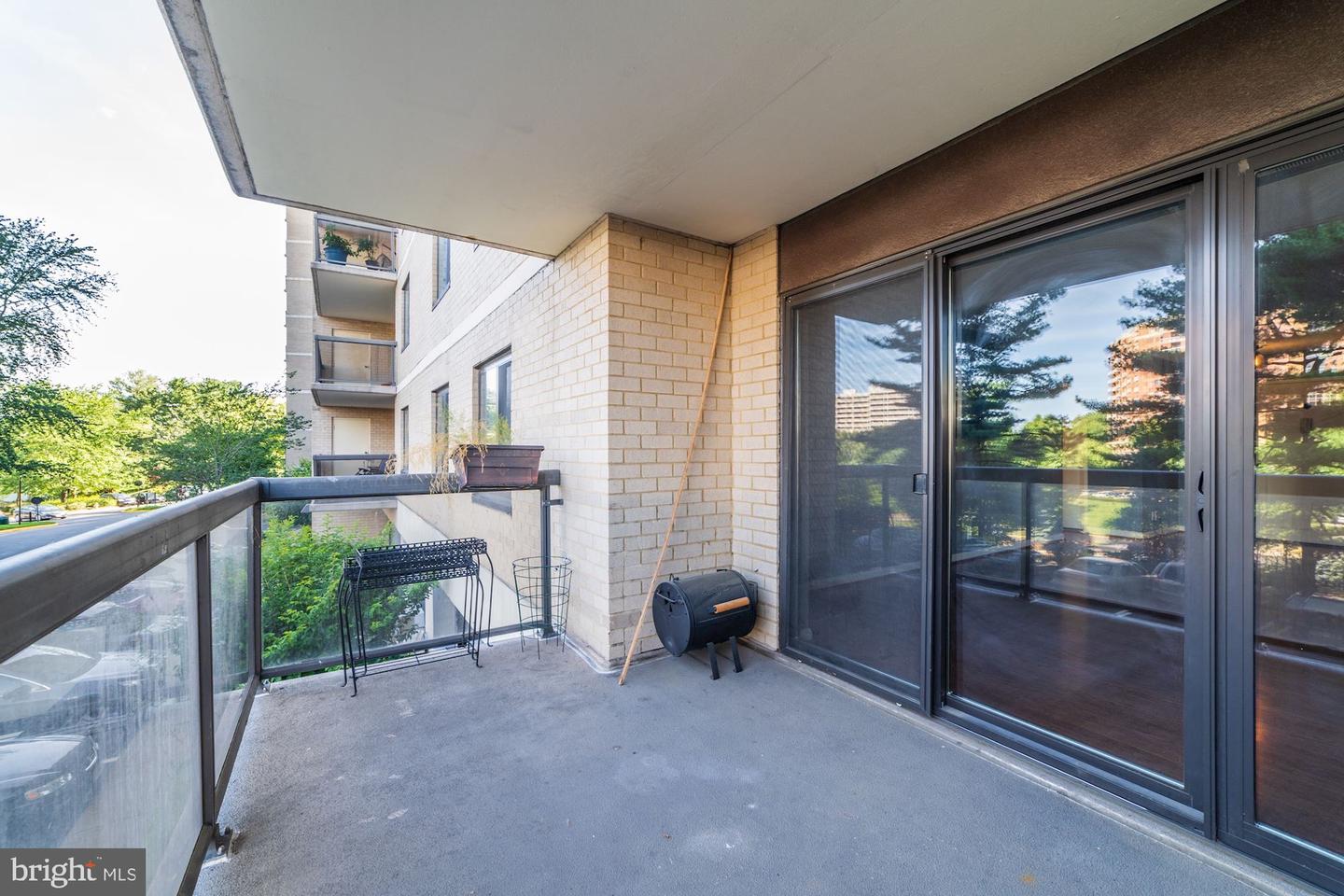 203 Yoakum Pkwy #208