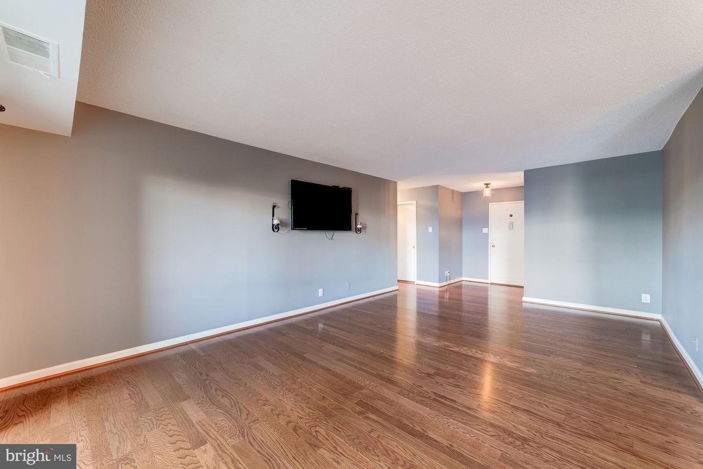 203 Yoakum Pkwy #208