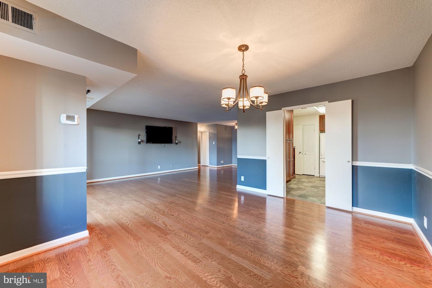 203 Yoakum Pkwy #208