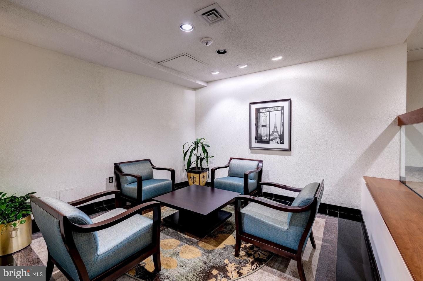 203 Yoakum Pkwy #208