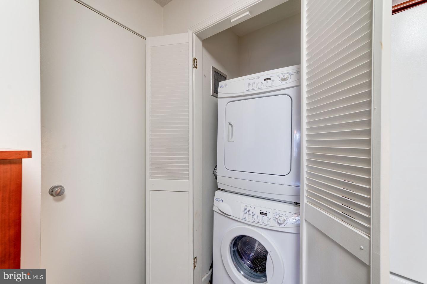 203 Yoakum Pkwy #208