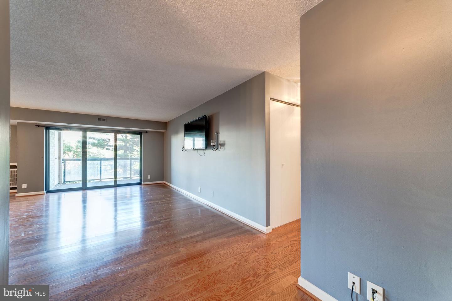 203 Yoakum Pkwy #208