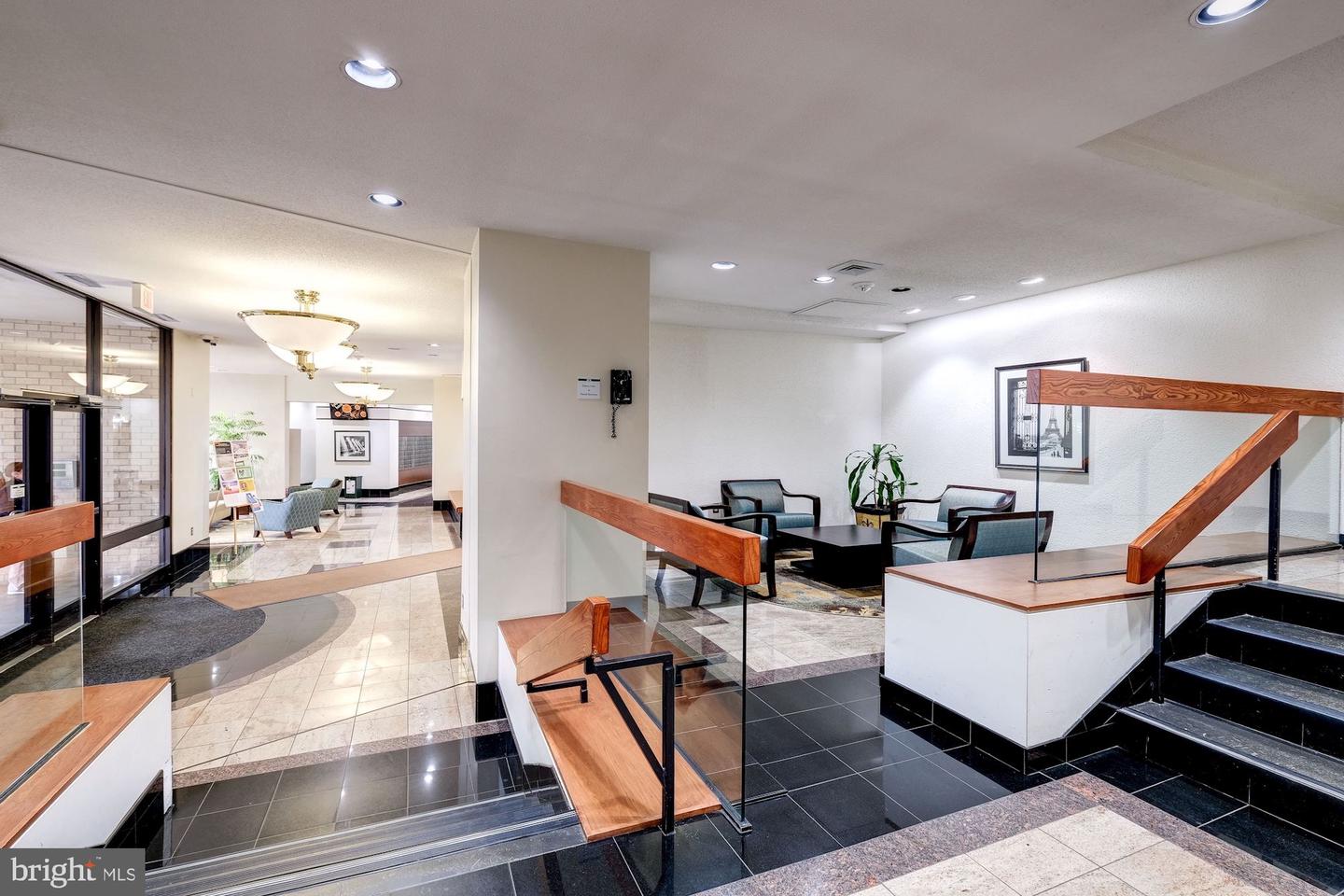 203 Yoakum Pkwy #208