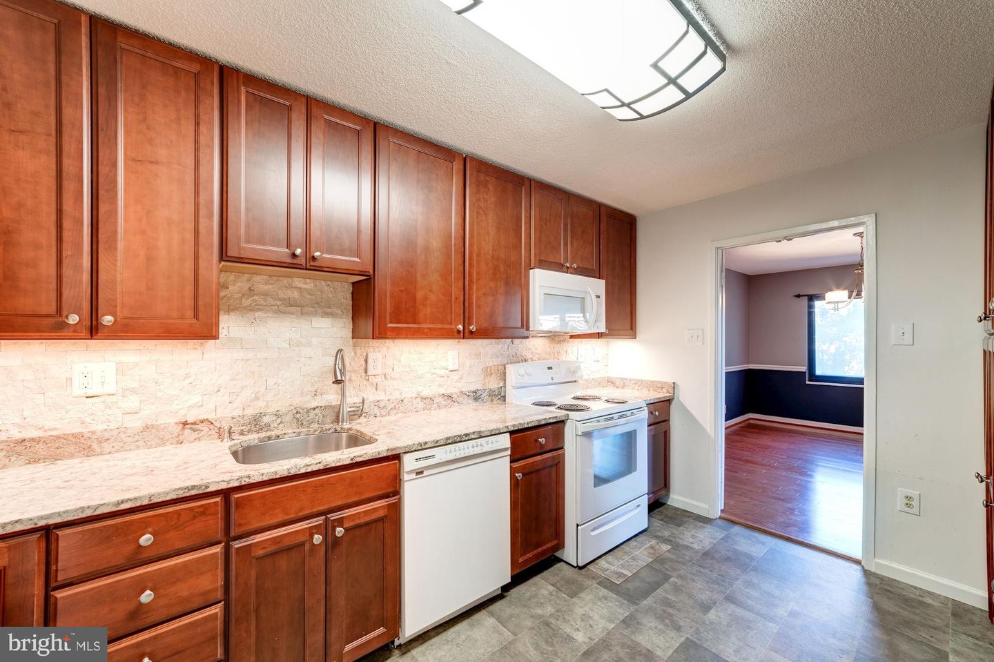 203 Yoakum Pkwy #208