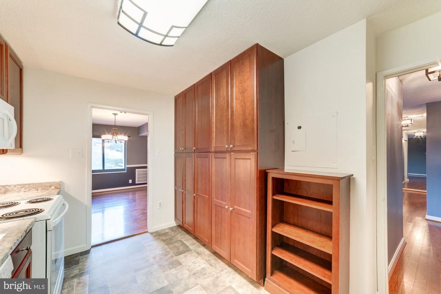203 Yoakum Pkwy #208