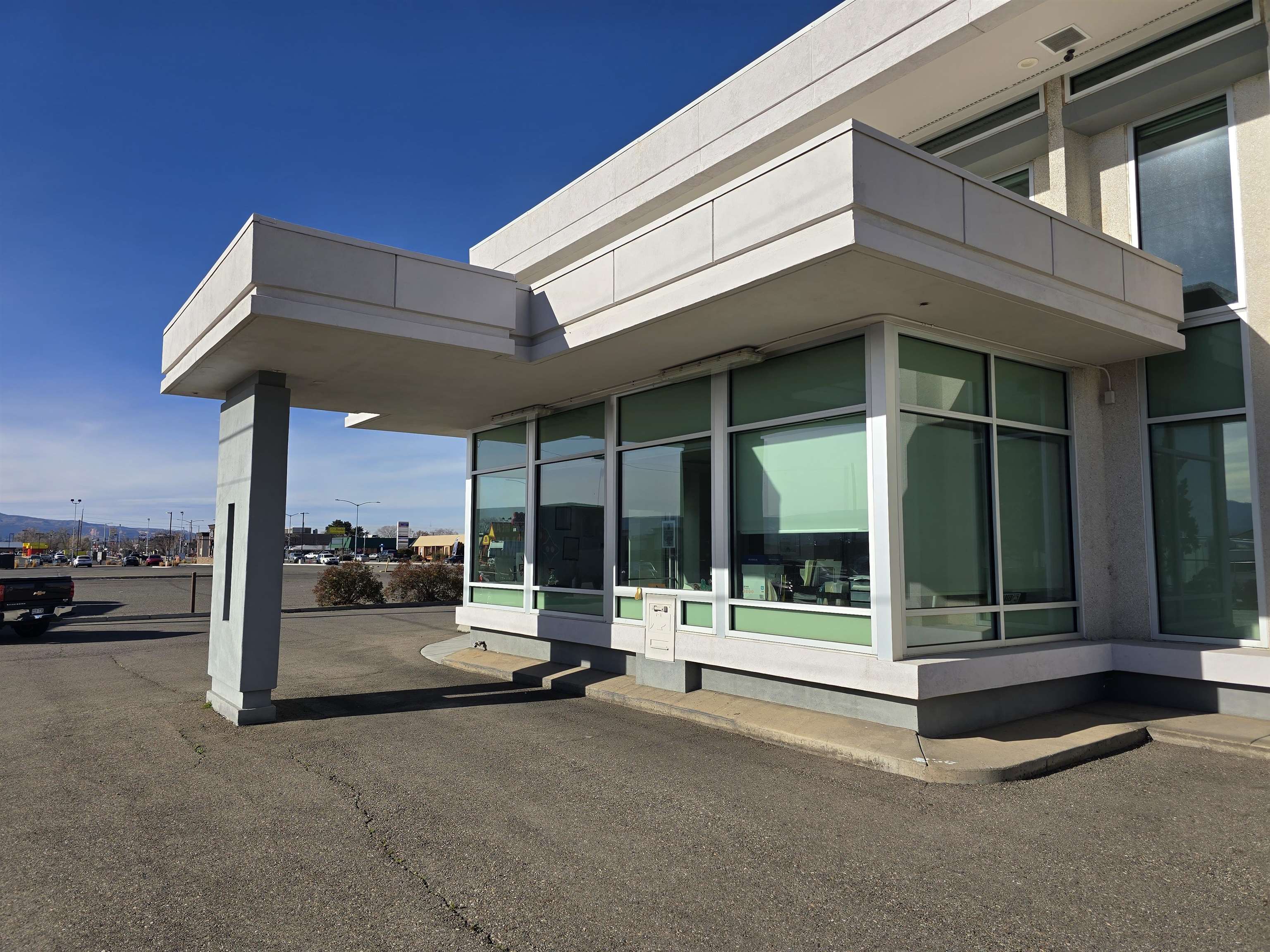 2755 North Avenue Unit: Coffee Bar
