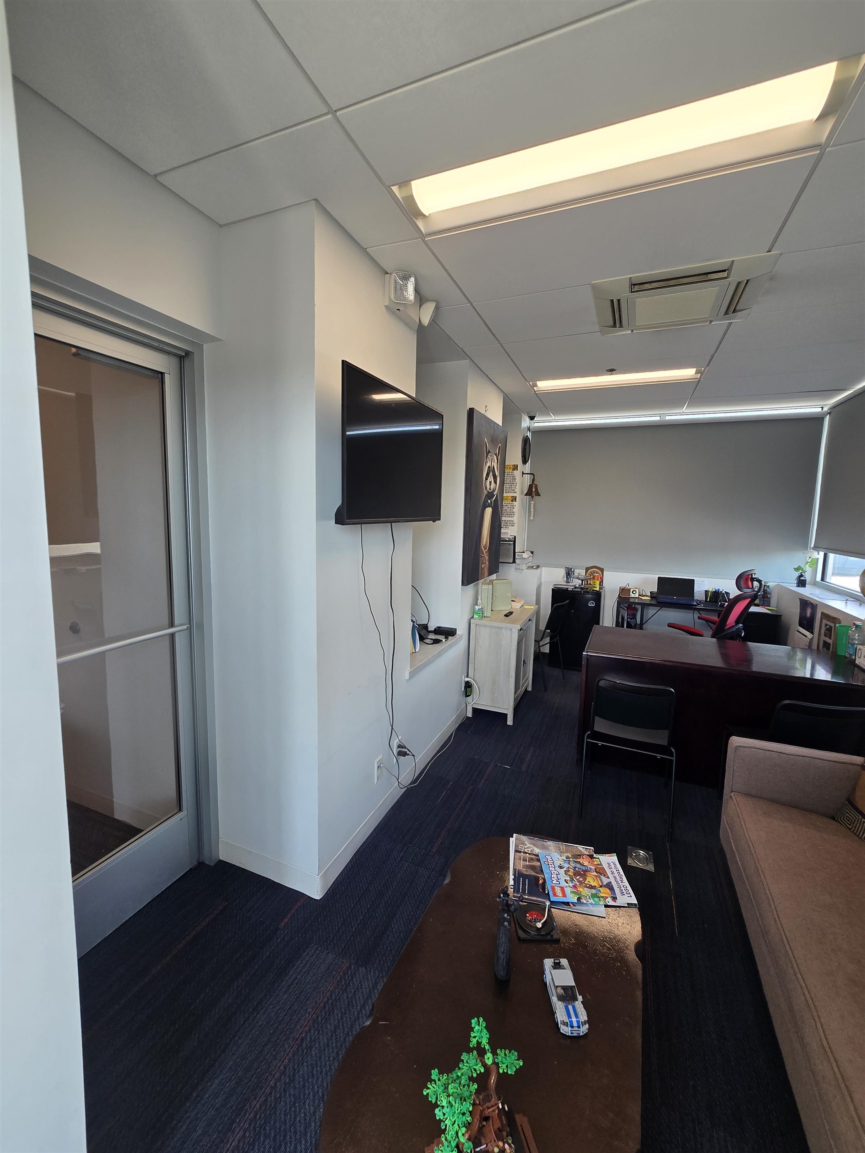 2755 North Avenue Unit: Main floor, corner