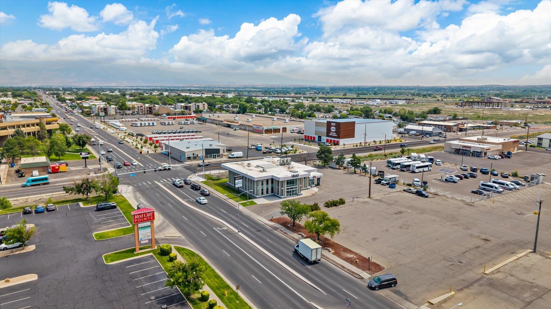 2755 North Avenue Unit: Main floor, corner