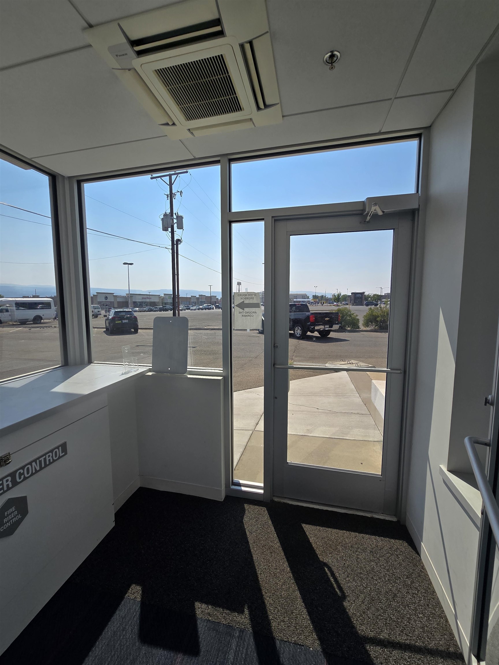 2755 North Avenue Unit: Main floor, corner
