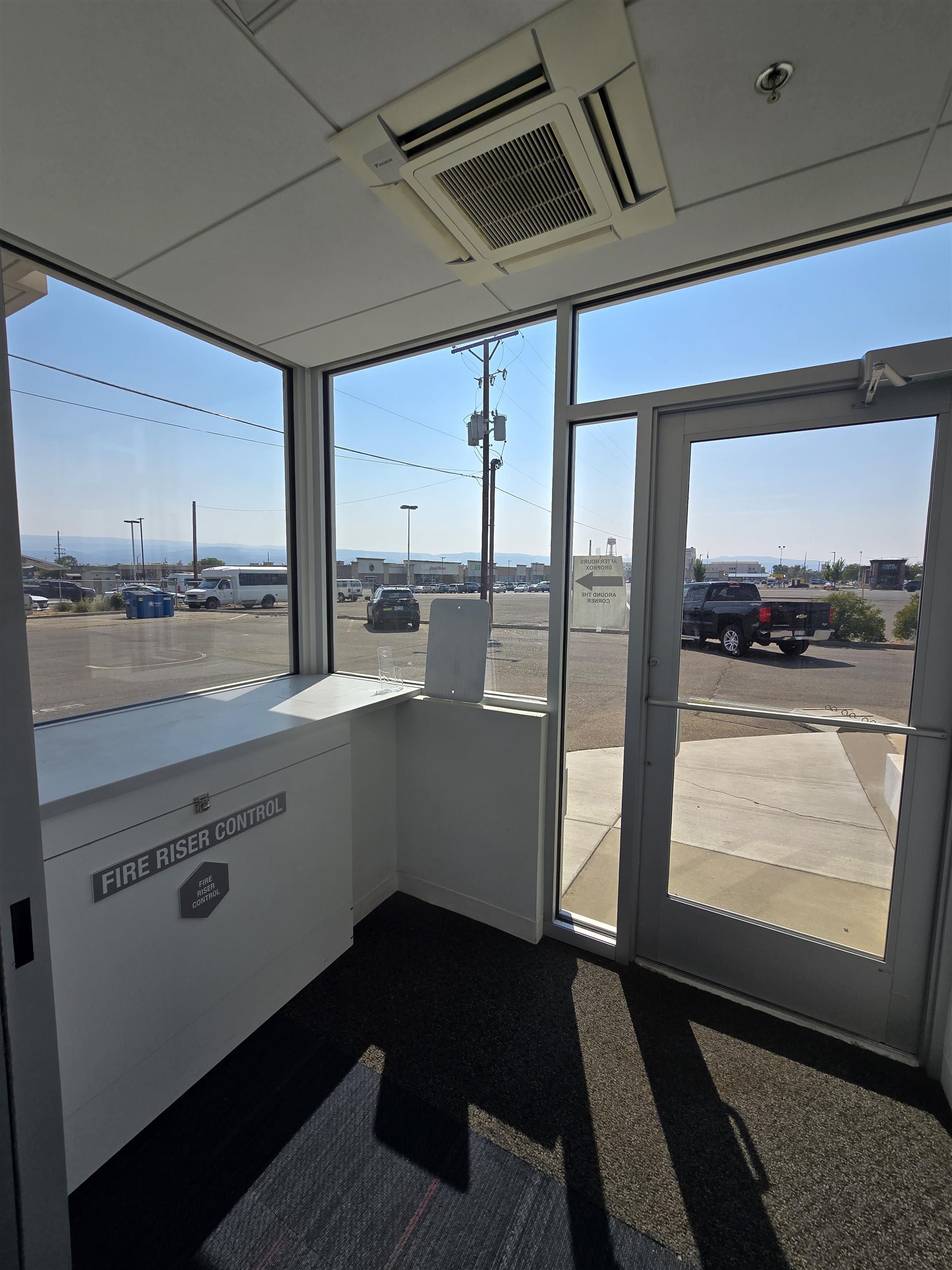 2755 North Avenue Unit: Main floor, corner