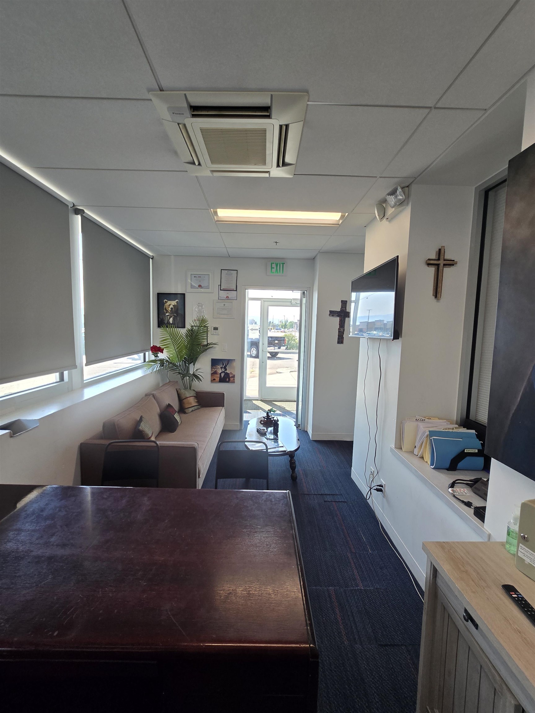2755 North Avenue Unit: Main floor, corner