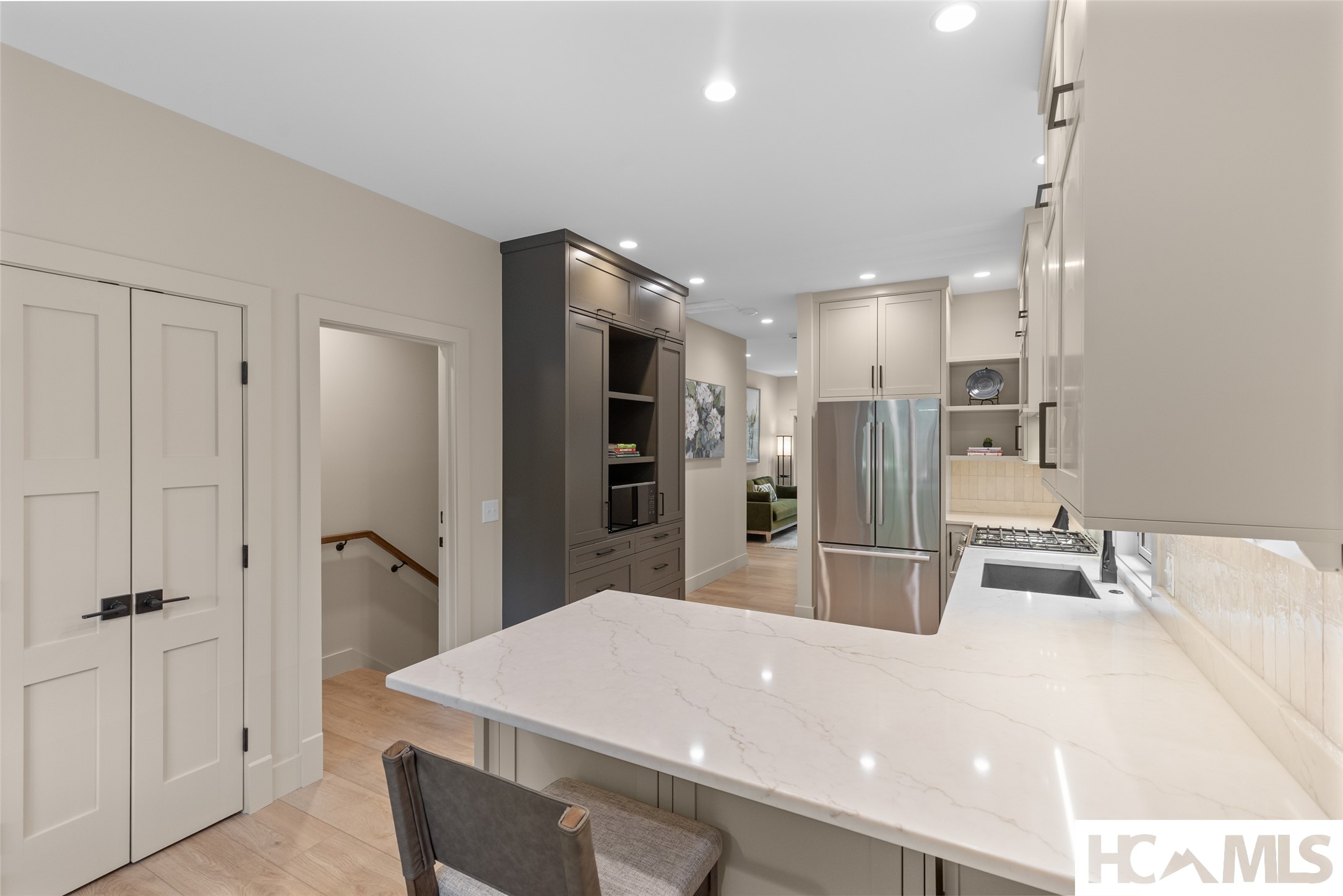 1077B Hicks 2