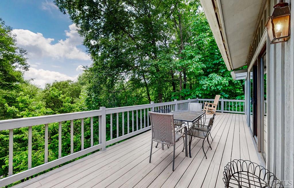 90 Ridge Lake Circle