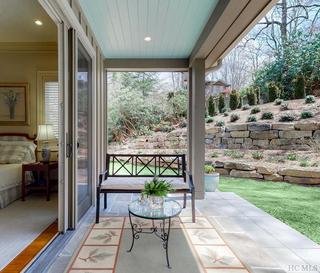 160 Pipers Court