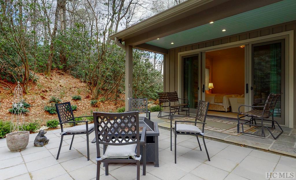 160 Pipers Court