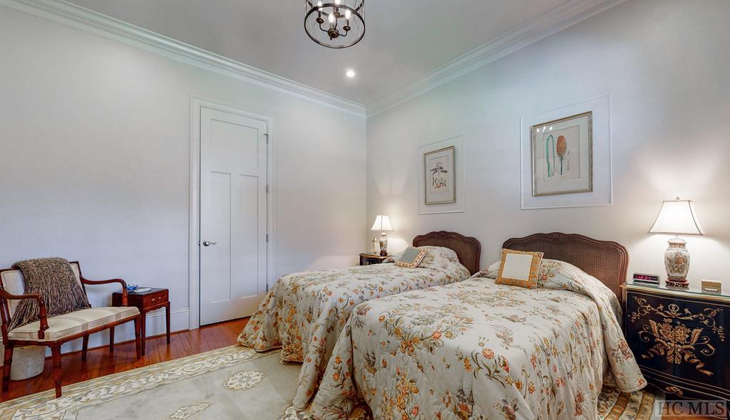 160 Pipers Court