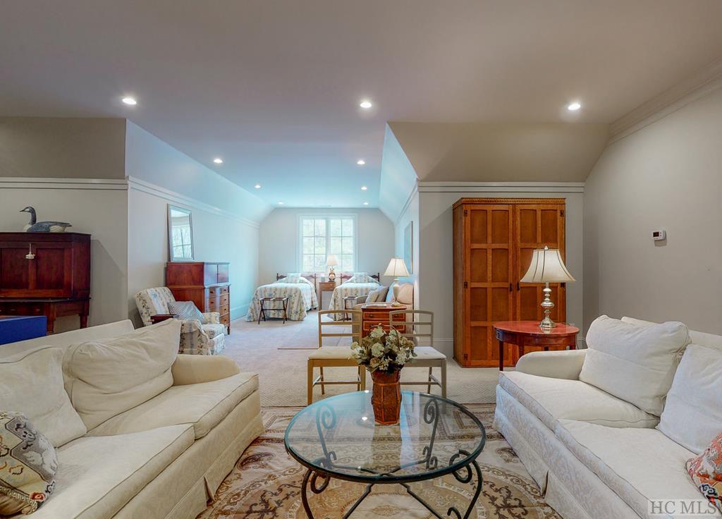 160 Pipers Court