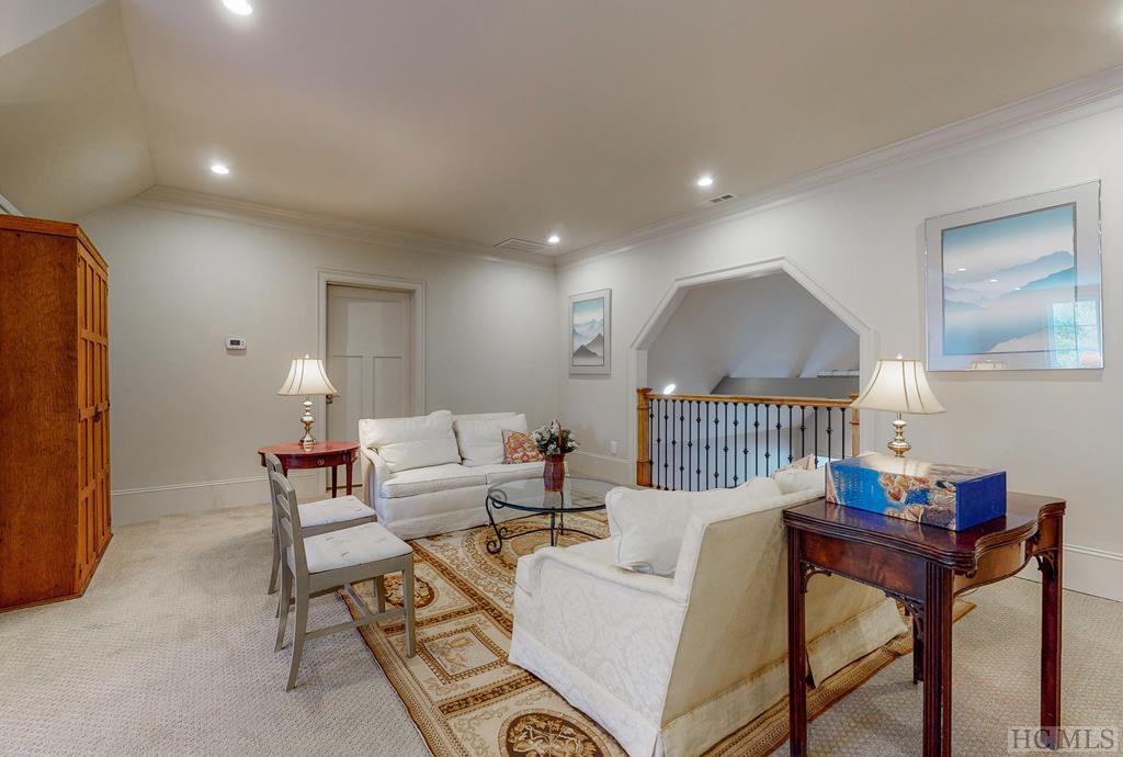 160 Pipers Court