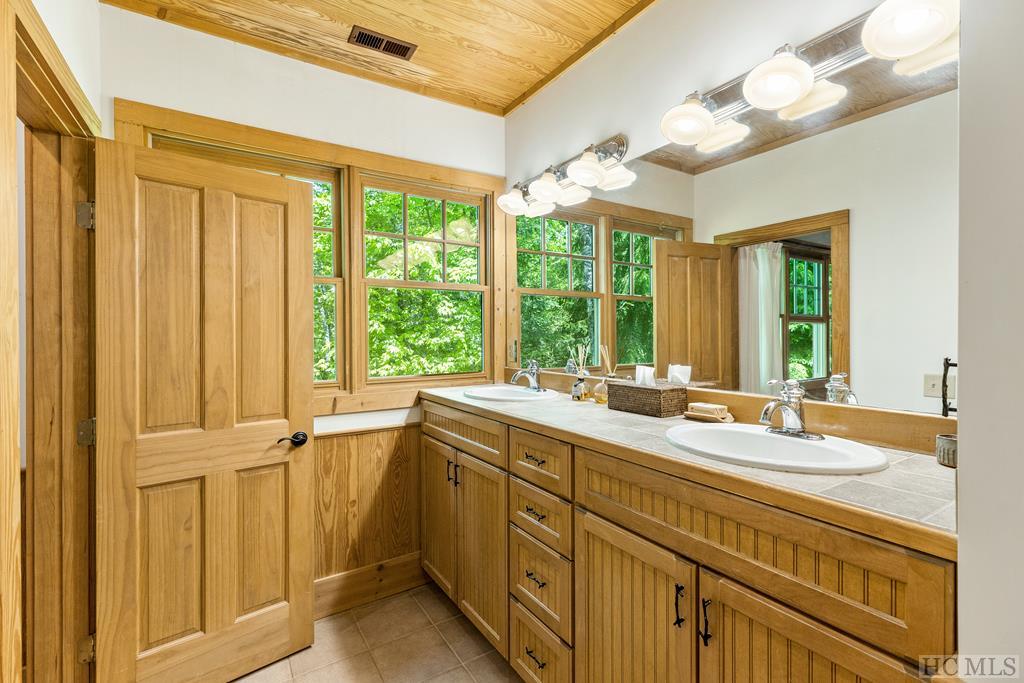 102 Honey Bee Bend
