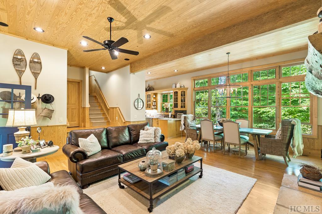 102 Honey Bee Bend