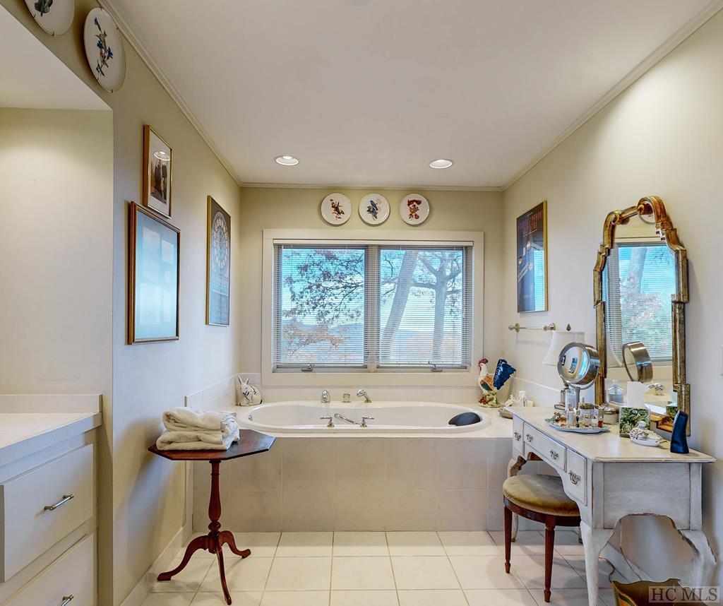611 Queen Mountain Road