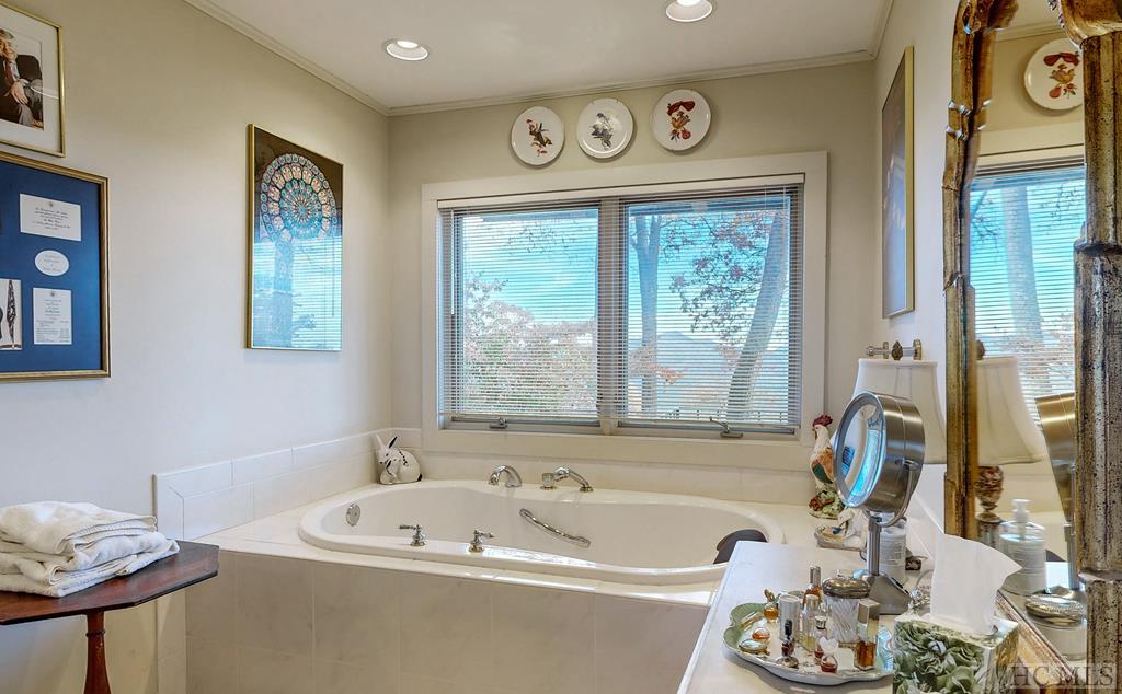 611 Queen Mountain Road