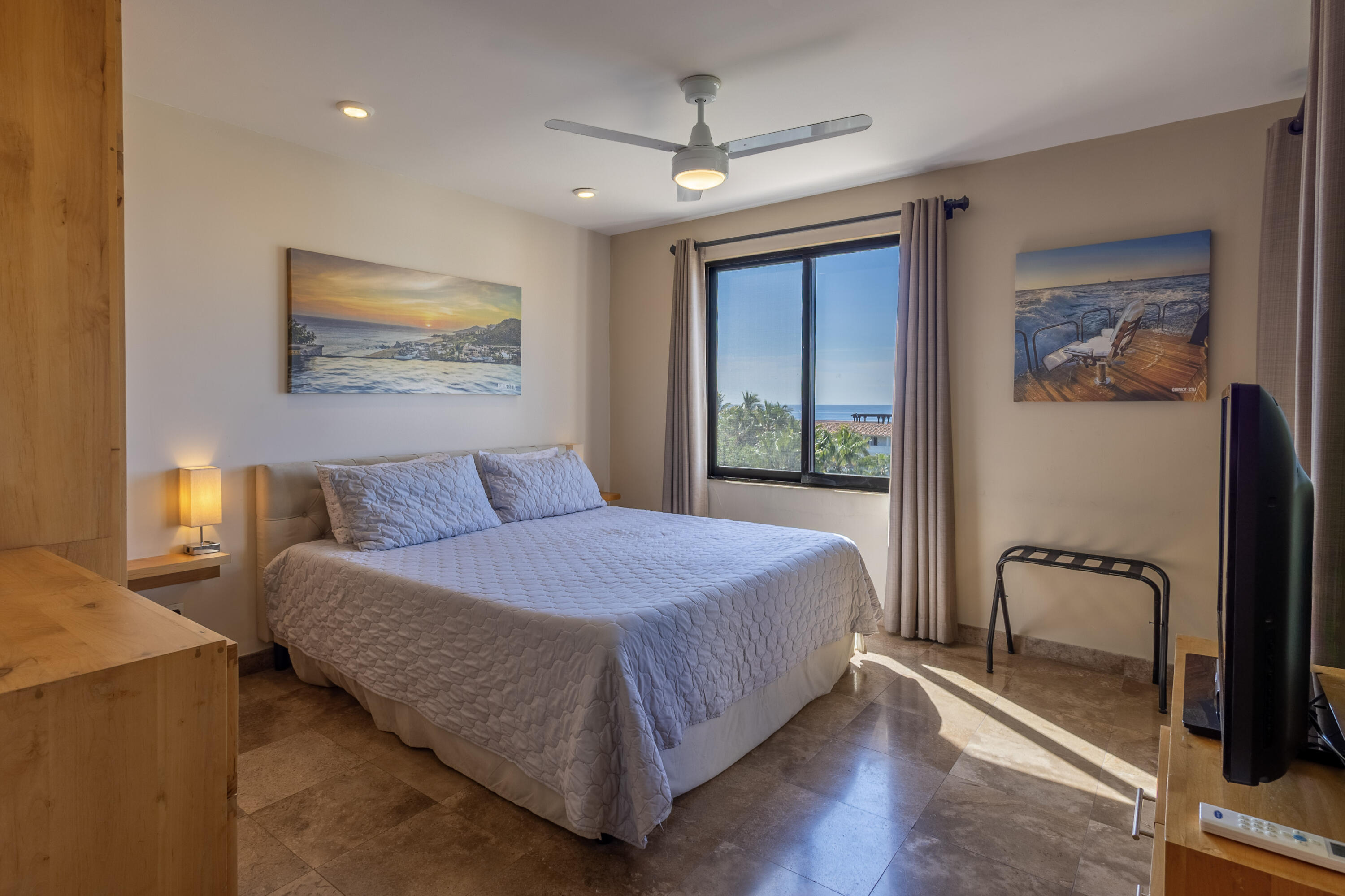 Plaza Calafia, Cabo Corridor