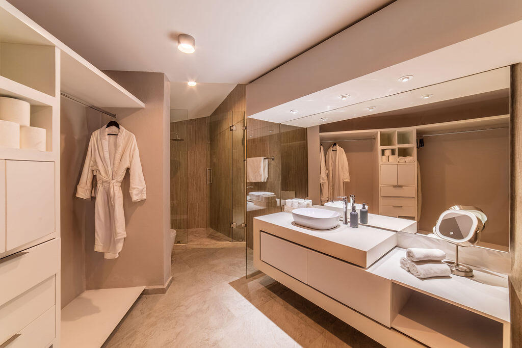 Cliff-Front Casa Nautilus