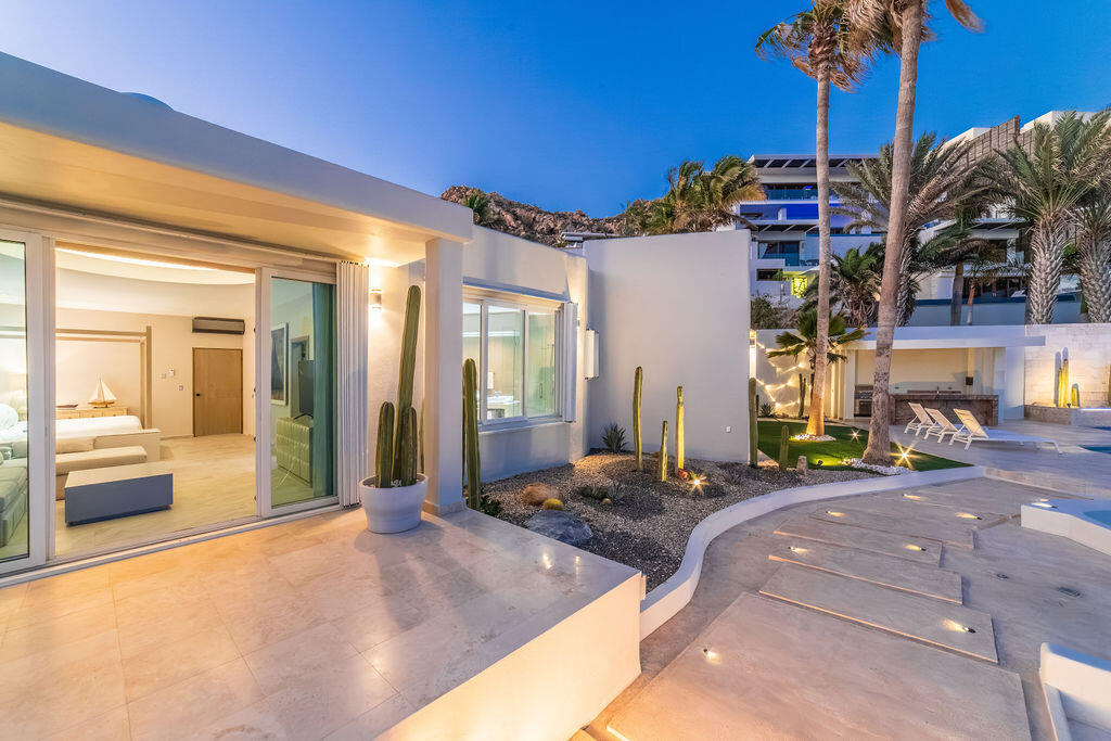 Cliff-Front Casa Nautilus