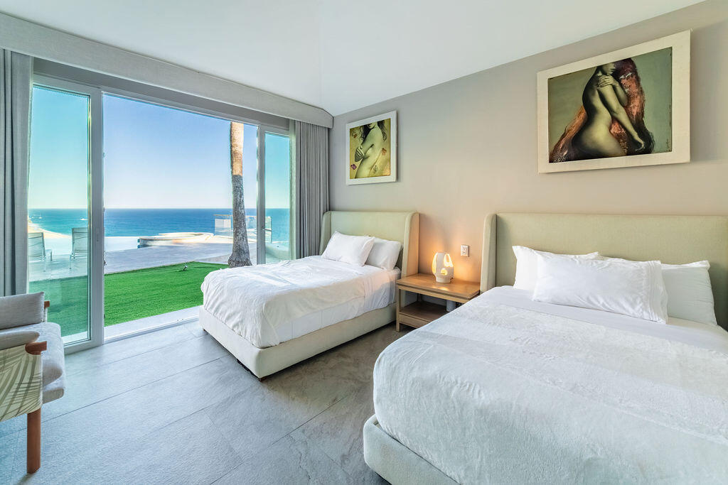 Cliff-Front Casa Nautilus