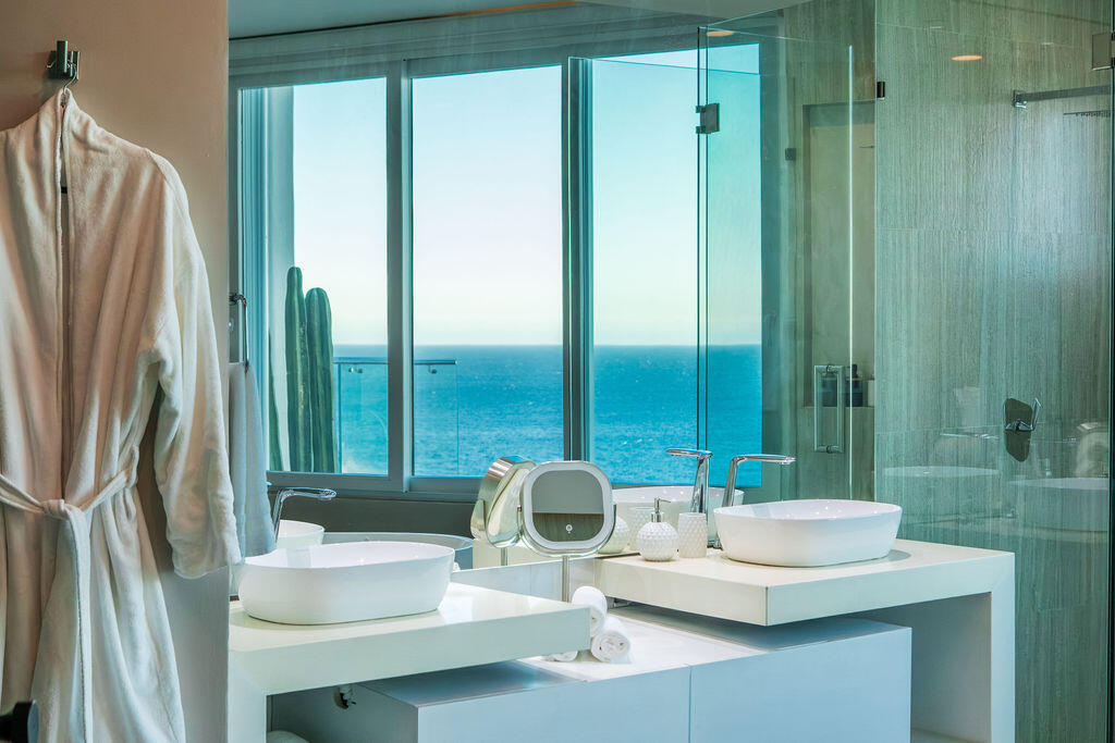 Cliff-Front Casa Nautilus