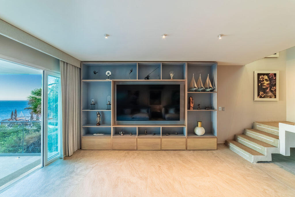 Cliff-Front Casa Nautilus