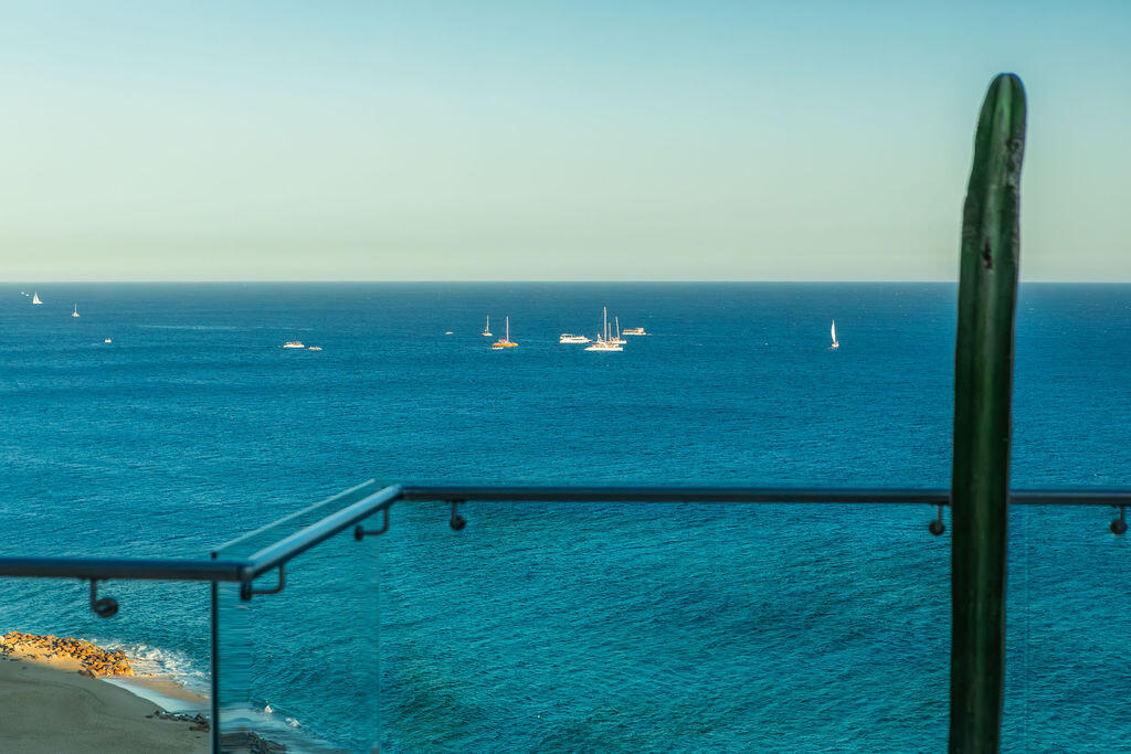 Cliff-Front Casa Nautilus