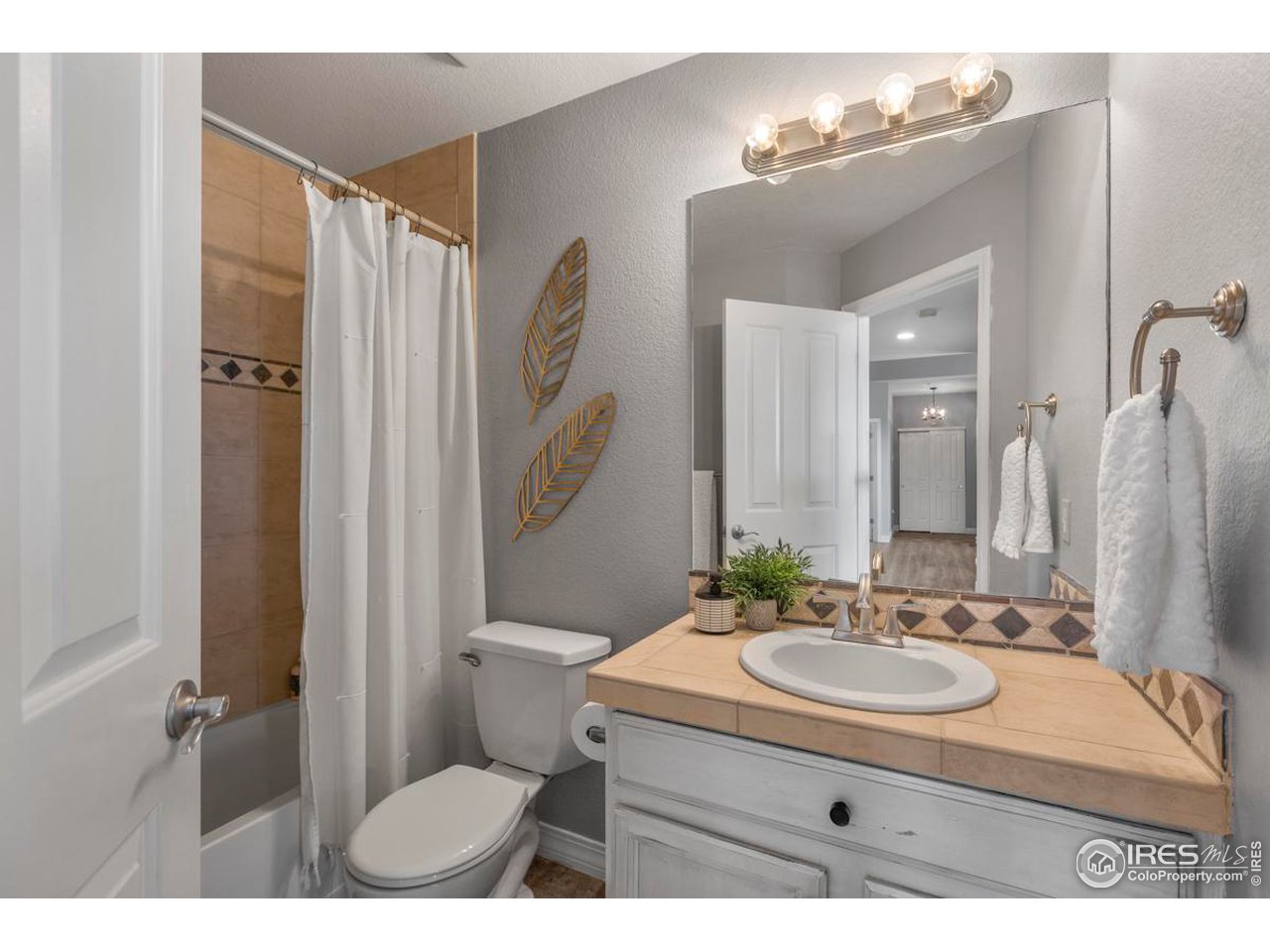 2133 Krisron Rd Unit: D208