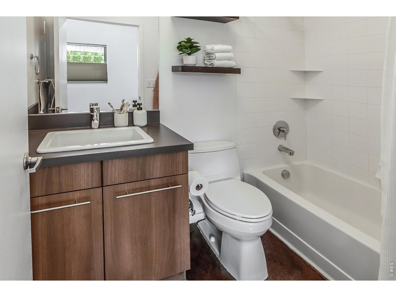 802 Blondel St 102