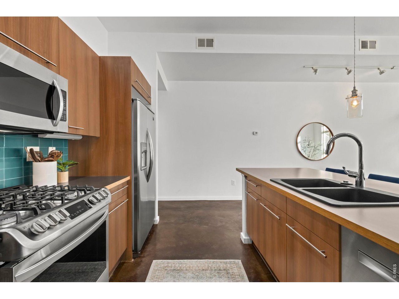802 Blondel St 102