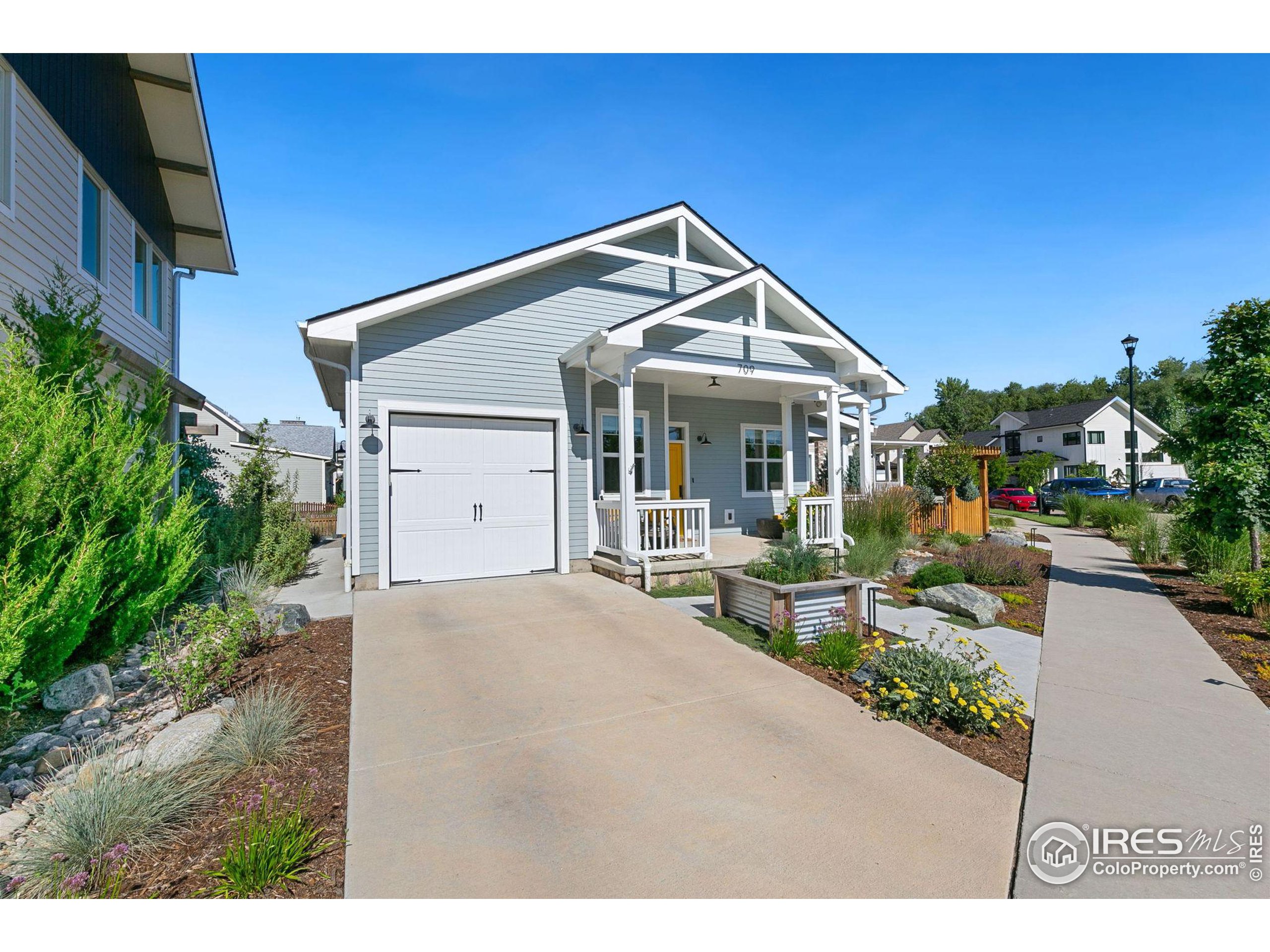 709 Harts Gardens Ln