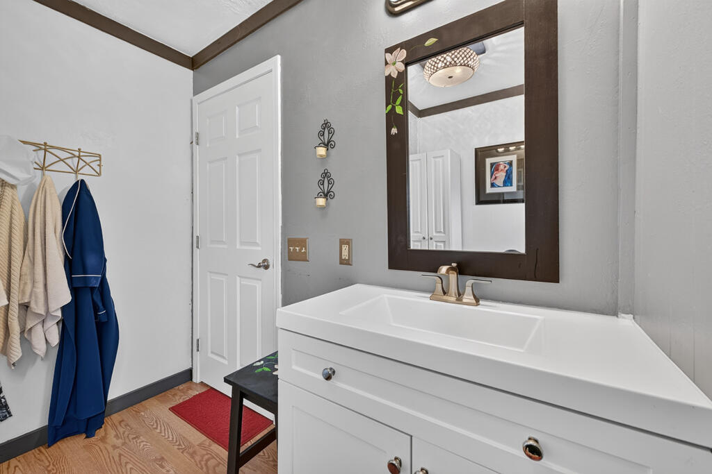 35 E Thomas Road