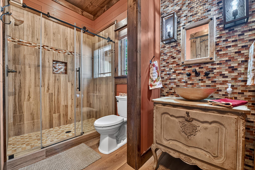 955 Old Toccoa Loop